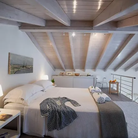 Newly Renovated 1730's Venetian Loft *