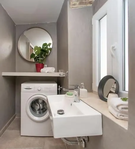 Newly Renovated 1730's Venetian Loft *